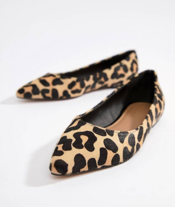 Flat shoes berbahan kulit dengan motif animal print